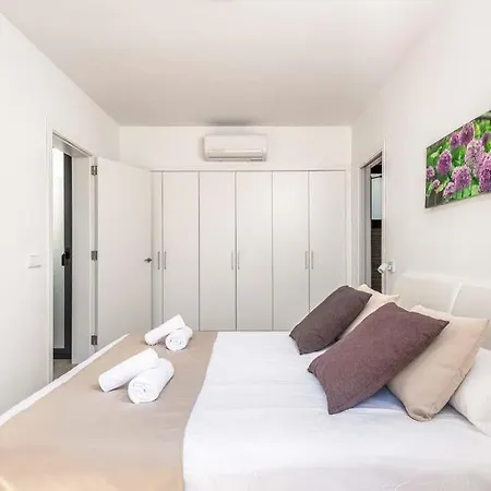 Cala'n Blanes Sleeps 8 With Air Con And Wifi *