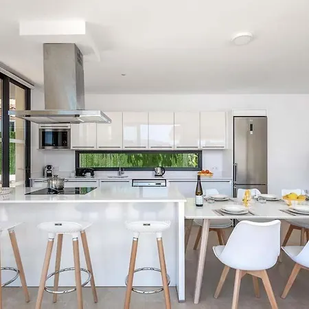 Cala'n Blanes Sleeps 8 With Air Con And Wifi